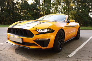 Modern Cabriolet açık otoparka park edilmiş, yakın plan.