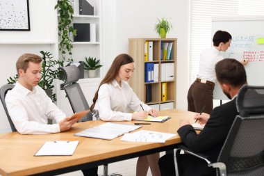 İş süreci. Meslektaşlar ofiste strateji tartışıyor