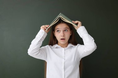 Okula dönelim. Kitapları kapalı alanda karatahtanın yanında olan duygusal öğrenci.