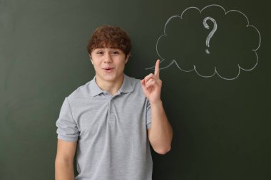 Okula dönelim. Düşünce baloncuğu ve soru işareti olan tahtaya yakın bir çocuk.