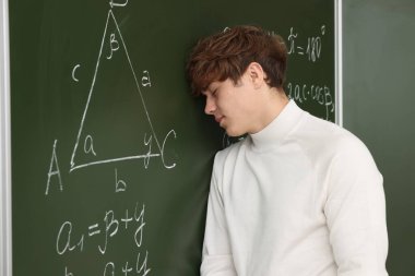 Okula dönelim. Matematik ödevi yüzünden tahtaya yakın üzgün bir öğrenci.