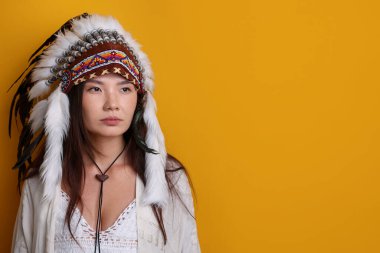 Kızılderili başlıklı Şaman kadın turuncu arka planda, mesaj için boşluk