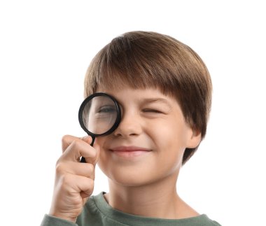 Beyaz arka plan üzerinde büyüteç ile küçük çocuk