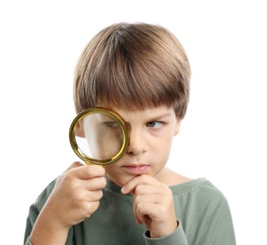 Beyaz arka plan üzerinde büyüteç ile küçük çocuk