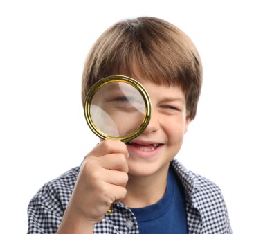 Beyaz arka plan üzerinde büyüteç ile küçük çocuk