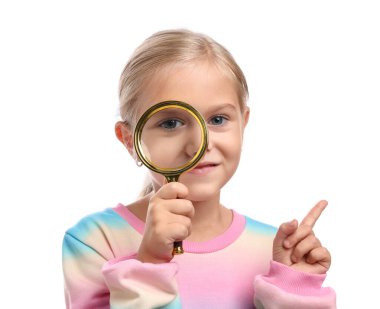 Beyaz arka planda büyüteç olan küçük kız.