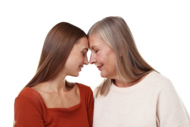 Anne ve kızı beyaz arka planda. Aile bağı