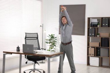 Genç İşadamı Ofiste Esneme Egzersizi Yapıyor