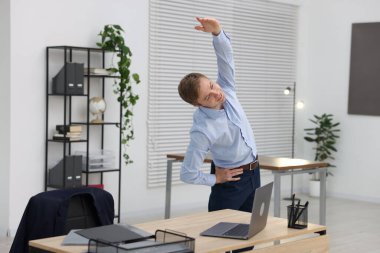 Genç İşadamı Ofiste Esneme Egzersizi Yapıyor