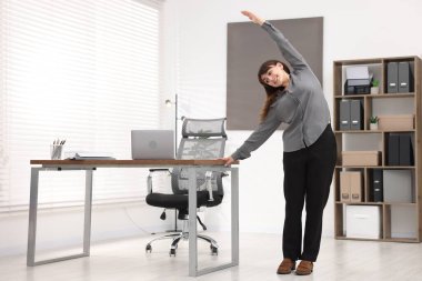 Genç işkadını Office egzersiz germe yapıyor