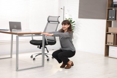 Genç işkadını Office egzersiz germe yapıyor