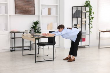 Genç işkadını Office egzersiz germe yapıyor