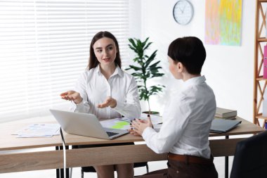 İş süreci. Ofiste birlikte çalışan meslektaşlar.