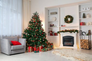 Noel ağacı, hediyeler ve dekore edilmiş şömine.