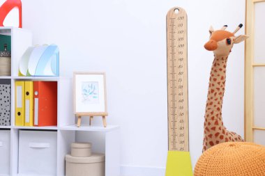 Boy ölçüm tablosu, oyuncak zürafa ve dekorasyon.