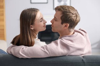 Kanepede şömineli sevimli bir çift