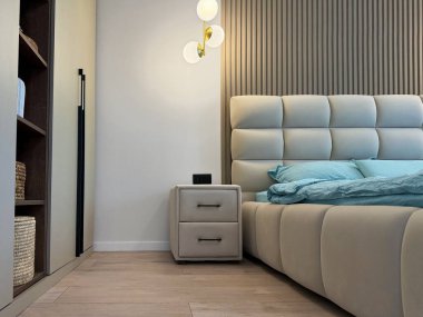 Şık bir yatak odası. Rahat büyük bir yatak odası ve parlak lambalar.