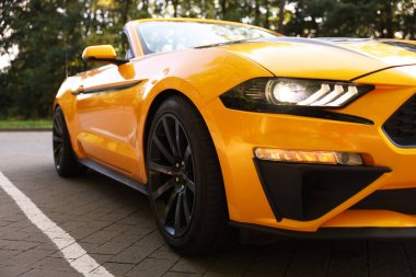 Modern Cabriolet açık otoparka park edilmiş, yakın plan.