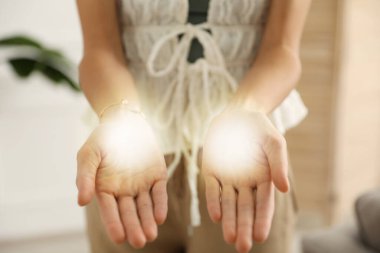 Aura konsepti. Reiki usta ellerini içeride gösteriyor, yakın plan.