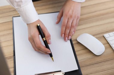 İçerideki resepsiyonda çalışan resepsiyonist.