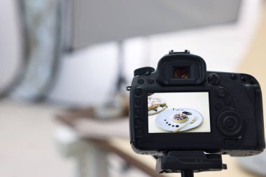 Stüdyoda kamera ile lezzetli hamur işleri çekmek, seçici odaklanma. Profesyonel yemek fotoğrafçılığı.