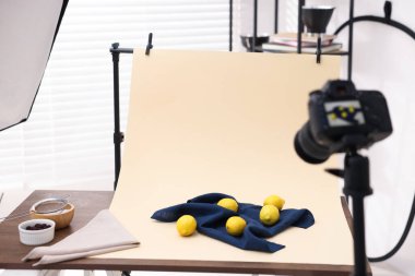 Stüdyoda kamerayla taze limon çekiyoruz. Profesyonel yemek fotoğrafçılığı.