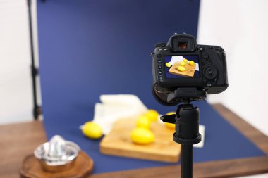 Stüdyoda taze limon ve meyve sıkacağı çekmek, seçici odaklanma. Profesyonel yemek fotoğrafçılığı.
