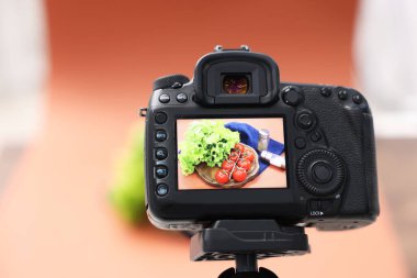 Stüdyoda kamera ile taze sebze ve baharat çekmek, seçici odaklanma. Profesyonel yemek fotoğrafçılığı.