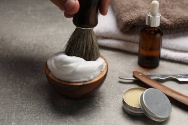 Gri masada aletleri olan berber, yakın plan.