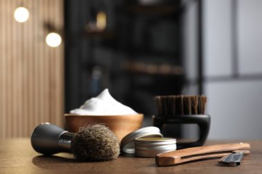 Berber dükkanındaki ahşap masada berber aletleri, yakın plan. Metin için boşluk