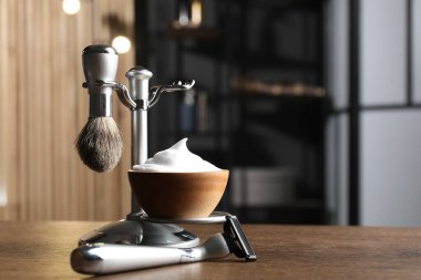 Berber dükkanındaki ahşap masanın üzerinde berber aletleri olan metal standı, yakın plan. Metin için boşluk