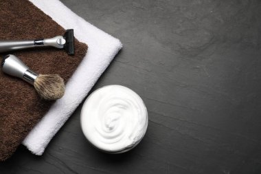 Siyah arka planda farklı berber aletleri, düz yatış. Metin için boşluk