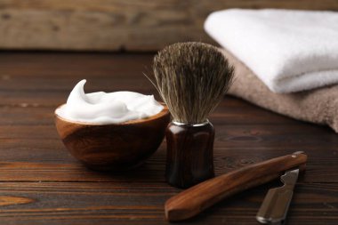 Ahşap masada farklı berber aletleri, yakın plan.