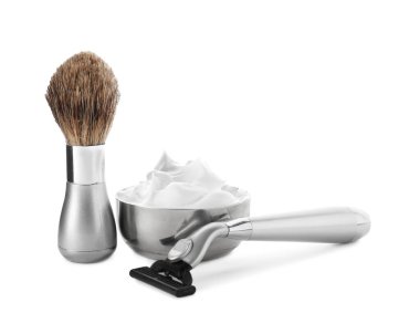 Tıraş köpüğü, fırça ve tıraş bıçağı beyaza izole edilmiş. Berber aletleri.