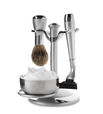 Tıraş köpüğü, fırça ve tıraş bıçağı beyaza izole edilmiş. Berber aletleri.