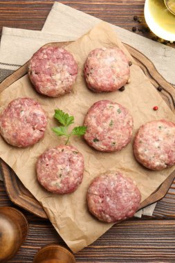 Tahta masada maydanozlu çiğ et köfteleri ve biberli mısır.