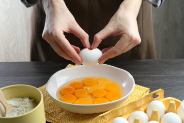 Masada yumurta kıran kadın, yakın plan.