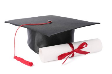 Mezuniyet kep ve üzerinde beyaz izole diploma