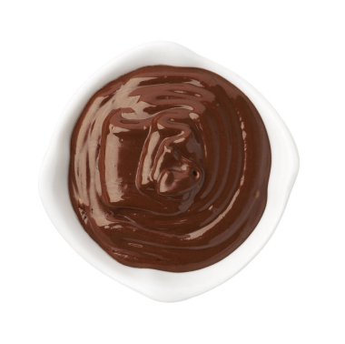 Lezzetli eritilmiş çikolata kasede izole edilmiş, beyaz manzaralı.