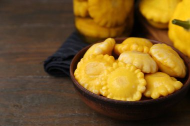 Tahta masadaki kasede köfte kabağı turşusu, yakın plan. Metin için boşluk