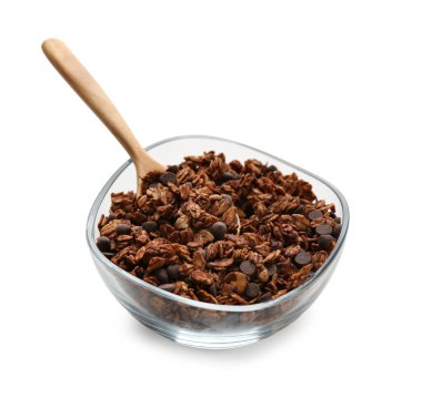 Beyaza izole edilmiş çikolata parçalı lezzetli granola.