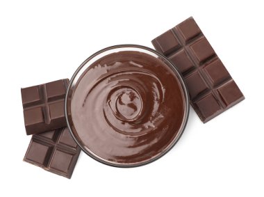 Erimiş çikolatalı kase ve beyaza izole edilmiş parçalar.