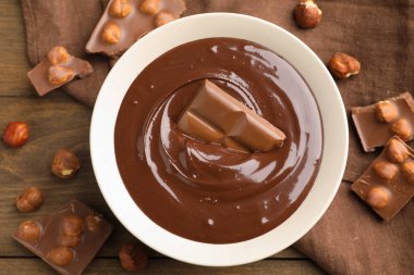 Erimiş çikolata ve fındıklı ahşap masa, düz yatıyordu.