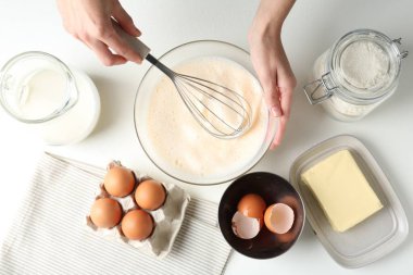 Beyaz masada hamuru yapan kadın (sıvı hamur), üst görünüm