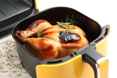 Beyaz ahşap masada, biberiyeli ızgara tavuk, yakın plan.