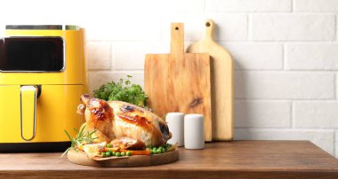 Biberiyeli ızgara tavuk, sebzeler ve ahşap masada kızartma makinesi. Metin için boşluk