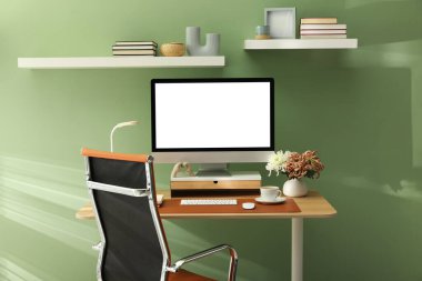 Ofisinde bilgisayar ve kahverengi paspas olan şık bir iş yeri.