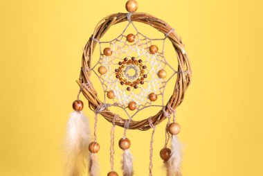 Sarı arka planda asılı güzel düş kapanı, yakın plan