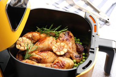 Kızarmış tavuk budu, baharat ve bezelyeli kızartma makinesi, yakın plan.