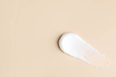 Bej arka planda nemlendirici krem örneği, üst manzara. Metin için boşluk
